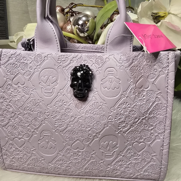Betsey Johnson Skulls Lilac  Embossed  Satchel/Crossbody with webbing new - Picture 2 of 11